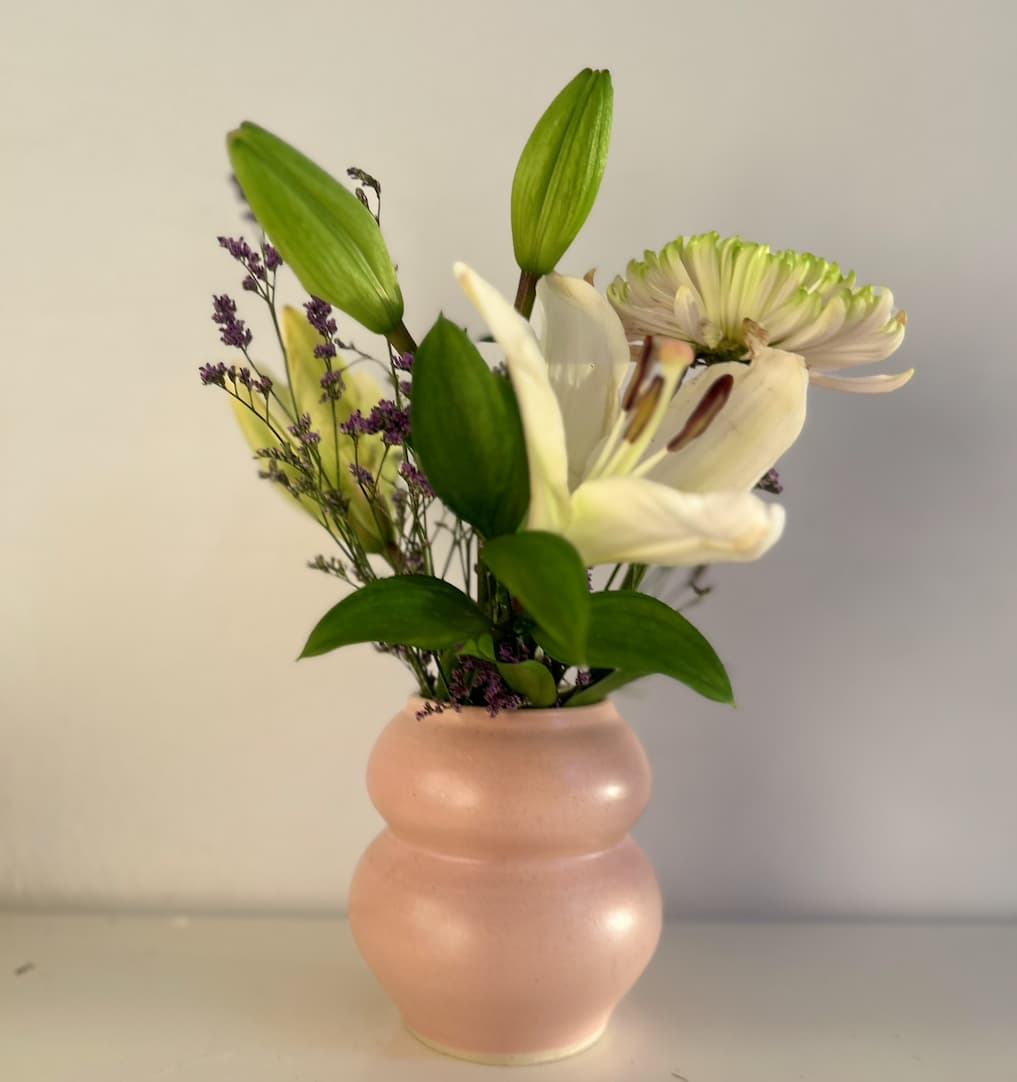 The finished ceramic vase with fresh flowers